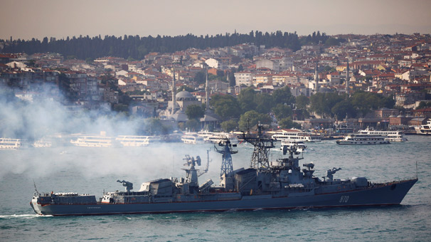 Güdümlü füze taşıyan dumanlı savaş gemisi! İstanbul Boğazı az önce…