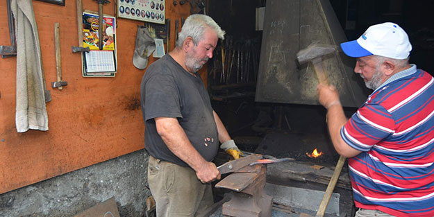 Guinness Rekorlar Kitabı'na girmek istiyor! Kızgın demiri yaladı, yanık sesiyle türkü söyledi