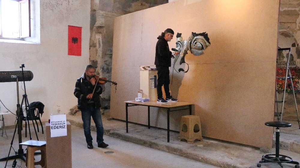 Guinness rekorları için 250 bin vida ile Atatürk ve Türk Bayrağı tablosu yapıyor 