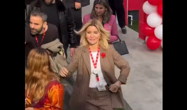 Gülben Ergen'den Adıyaman'da tepki çeken hareket! Halay sırasında yanındaki kadını görünce elini aniden bıraktı