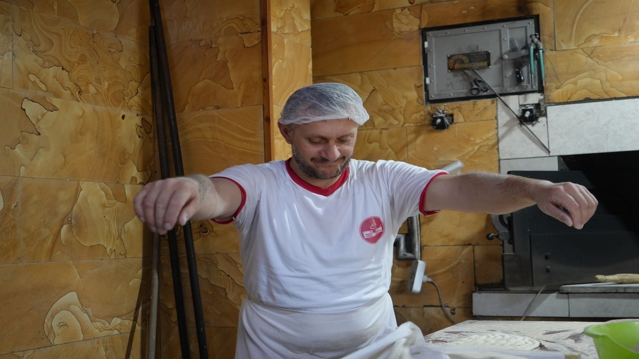 Güle oynaya ekmek mesaisi! Hem de 200 derecede