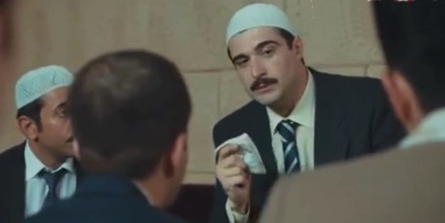 FETO rolündeki oyuncunun yüzüne tüküren tükürene