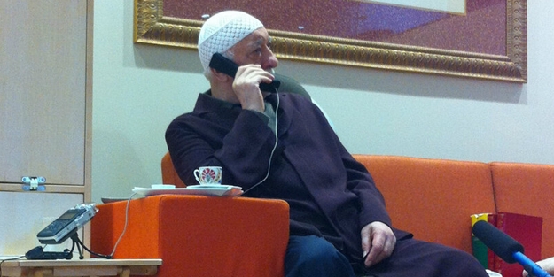 Gülen'in ağzını sildiği mendili fahiş fiyata satmışlar