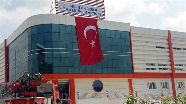 Gülen'in kapatılan okullarına pankartlar asıldı