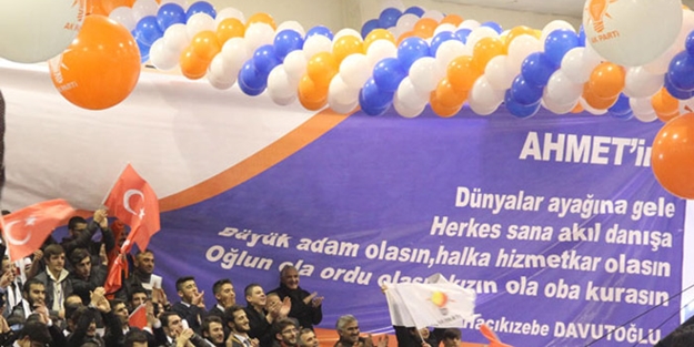 Gülen'in memleketinde Davutoğlu'na sürpriz pankart