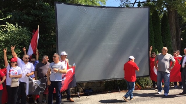 Gülen'in tam karşısına 'Yenikapı' ekranı