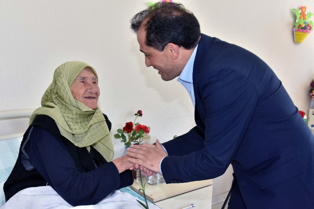 Güler, annelerin elini öpüp hayır duası aldı 