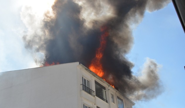 Gülhane'de otel yandı, tramvay seferleri aksadı