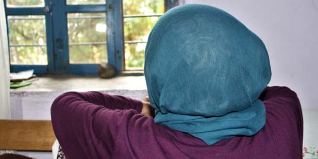 Güllü nine, 2 yıldır pencerenin önünde bekliyor