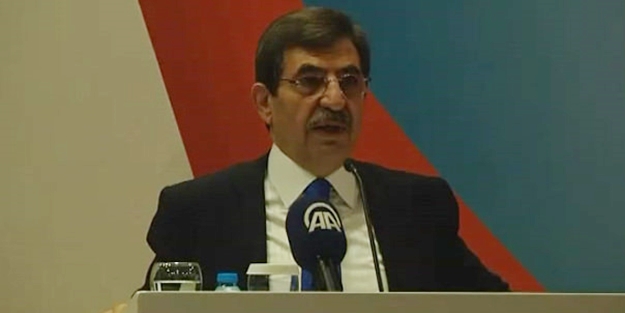 Bakan konuşurken elektrik kesildi /VİDEO