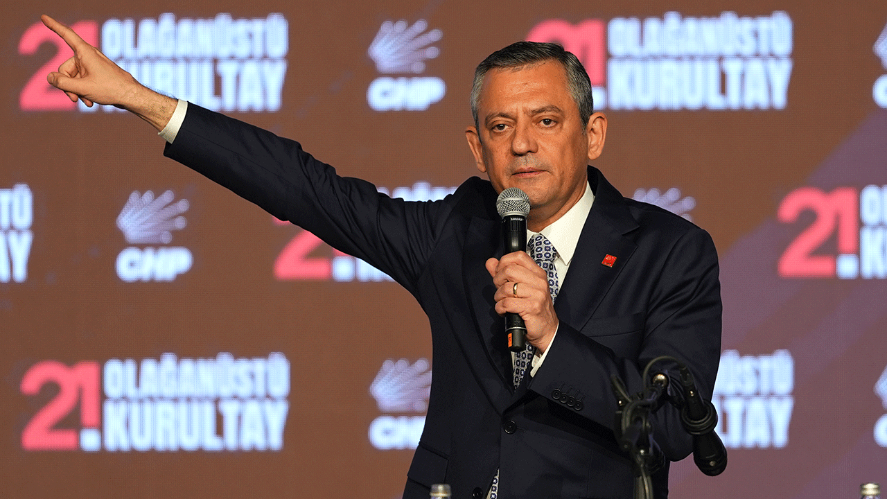 Gülmeye hazır olun! Özgür Özel’den ‘telefon dağıtıldı’ iddialarına şaka gibi savunma