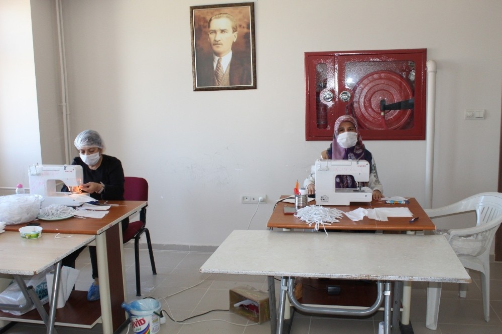 Gülnarlı kadınlar maske üretiyor 