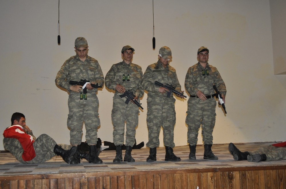 Gülpınar öğrencilerin tiyatro davetini geri çevirmedi 