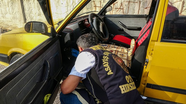 Gülse mi ağlasa mı şaşırdı! Arabayı çalan hırsızın hediyesi 'yok artık' dedirtti