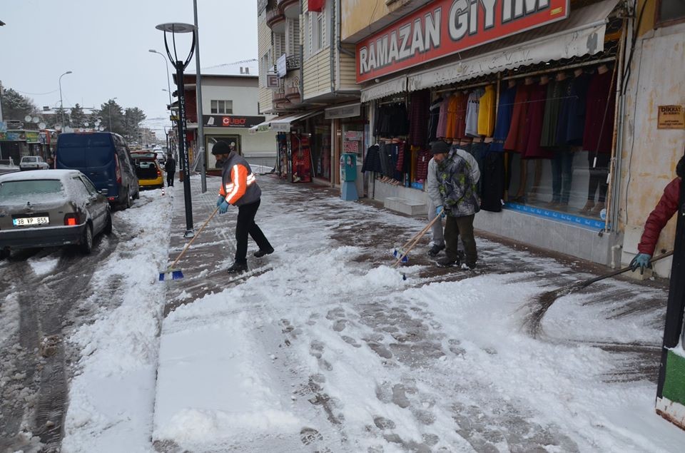 Gülşehir Belediyesi karla mücadelesini sürdürüyor 