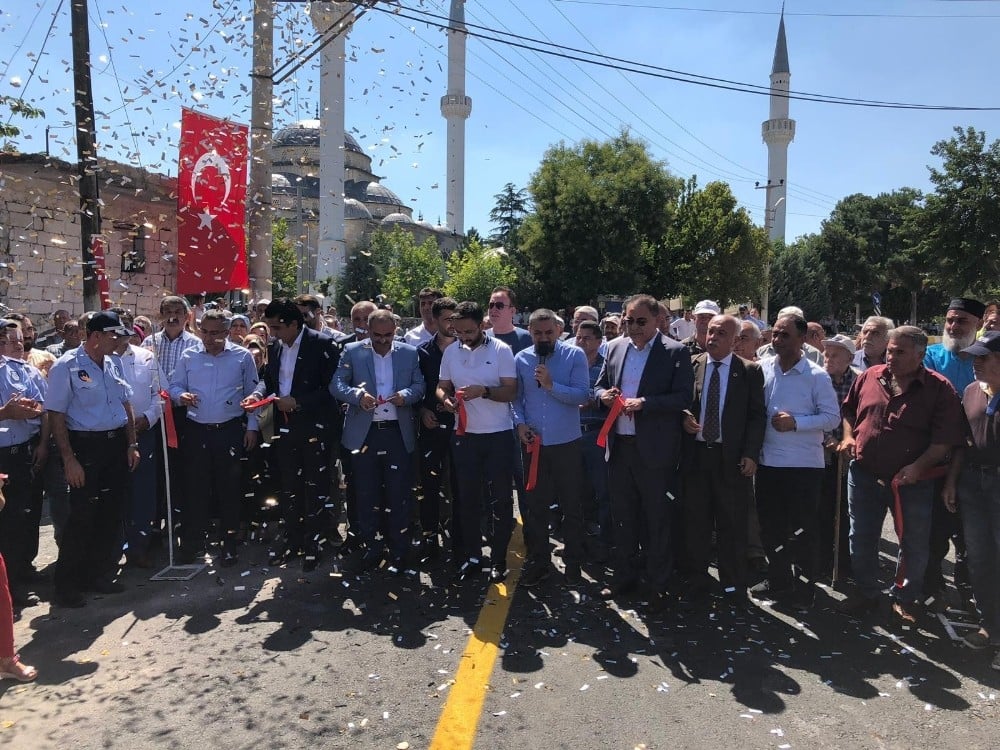 Gülşehir-Karacaşar yolu sıcak asfaltı hizmete açıldı 