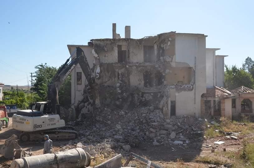 Gülşehir’de deprem dayanıklılık testini geçemeyen motel binası yıkıldı 