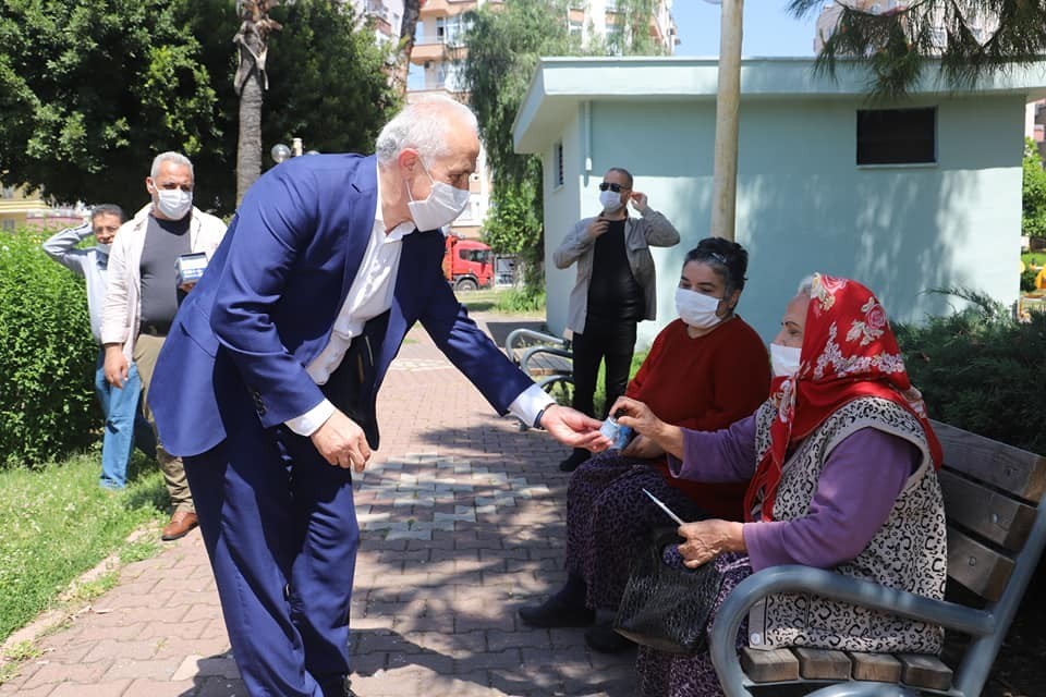 Gültak, parklara akın eden yaşlı vatandaşlarla sohbet etti 