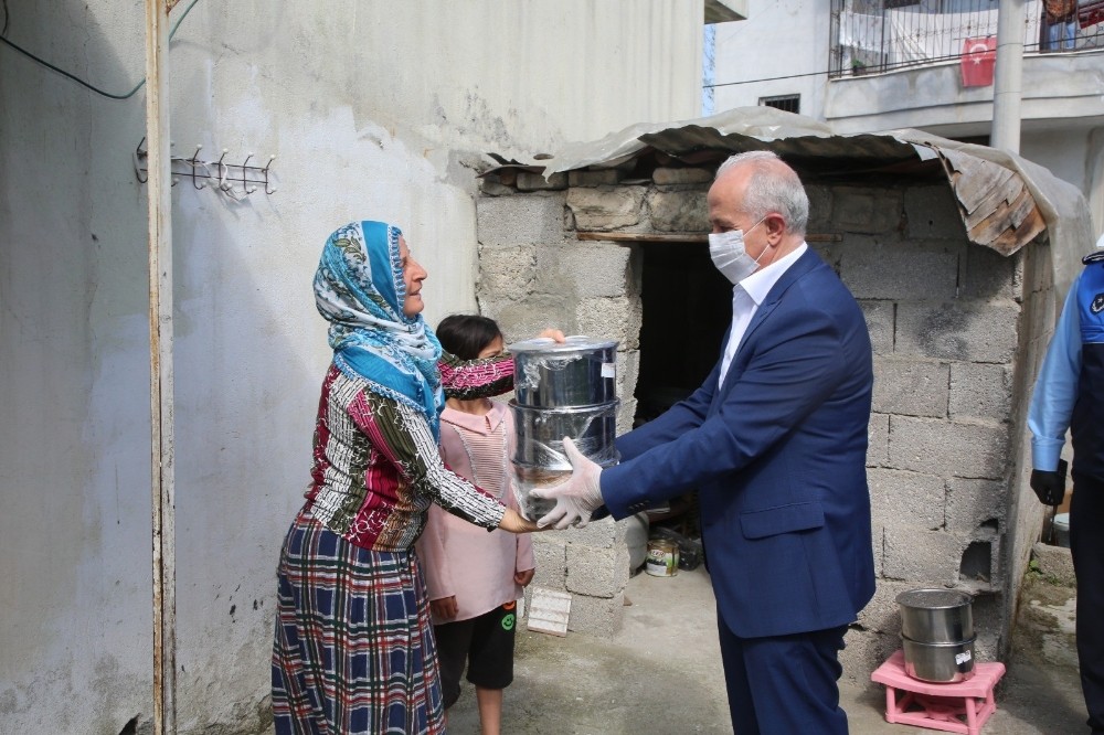 Gültak, yaşlı vatandaşlara erzak, çocuklara oyuncak dağıttı 