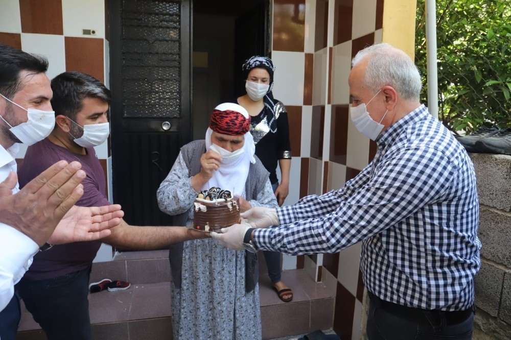Gültak’tan sokağa çıkma yasağında sürpriz doğum günü ziyareti 