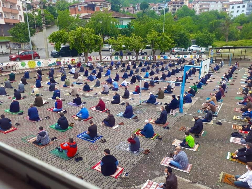 Gülüç Belediyesi Cuma Namazı öncesi dezenfekte yaptı 