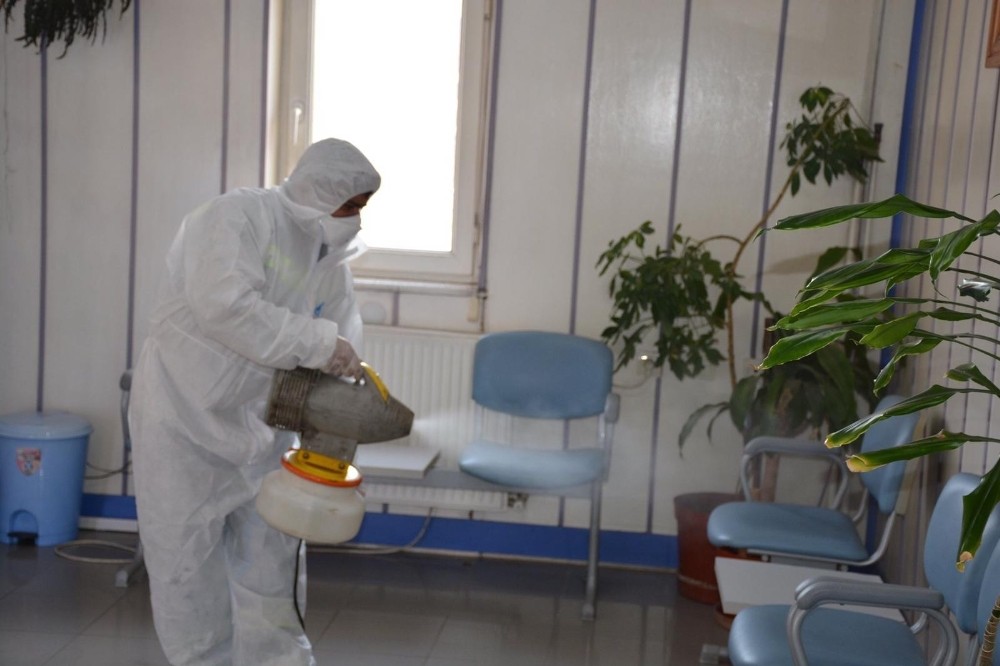 Gülüç Belediyesi her noktayı dezenfekte ediyor 