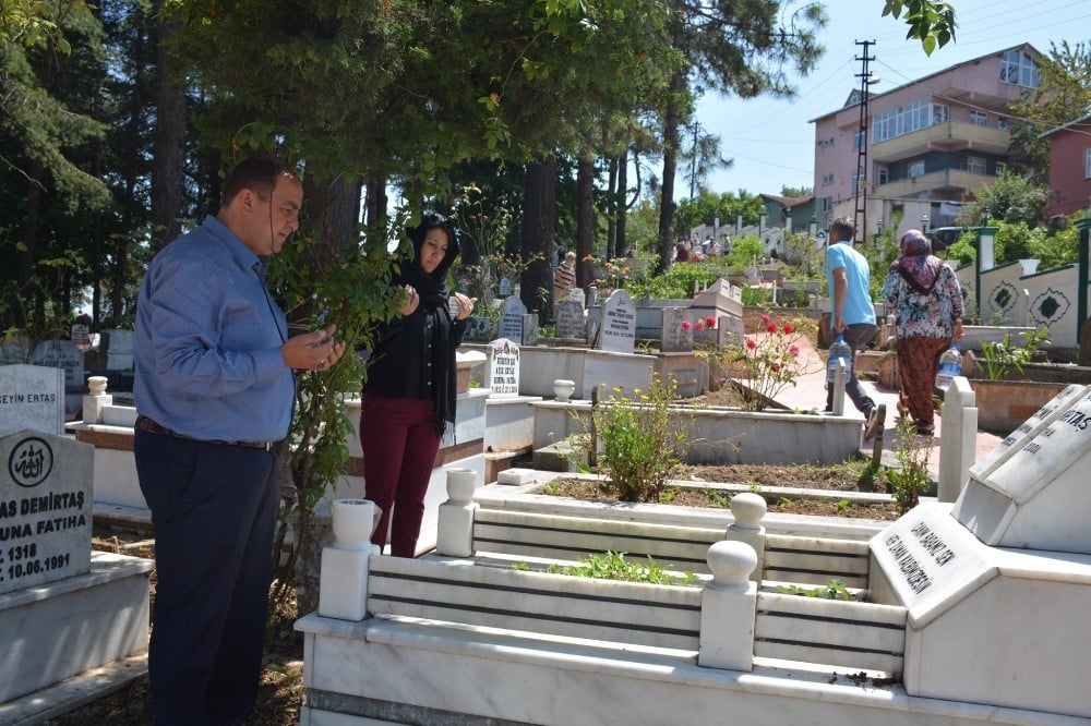 Gülüç halkı mezarlıkları ziyaret etti 