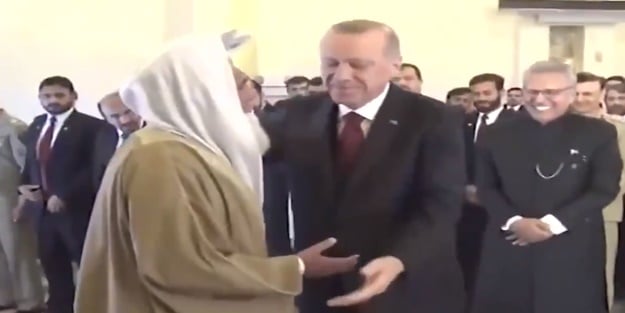 Gülümseten anlar! Pakistanlı imamdan Erdoğan'a 'Namazı siz kıldırın' ısrarı