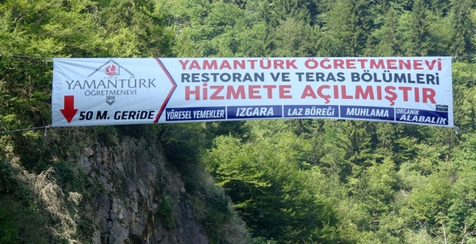 Gülümseten pankart: Öğretmenevi 50 metre geride