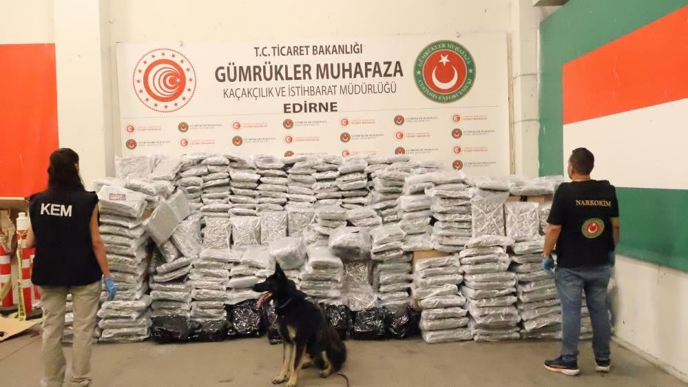 Gümrük kapısında büyük operasyon: Yüzlerce kilo uyuşturucu ele geçirildi