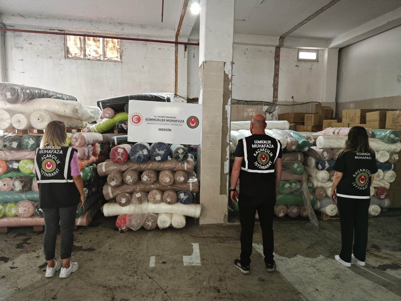 Gümrük Muhafaza Ekipleri Mersin’de tonlarca kumaş ele geçirdi!