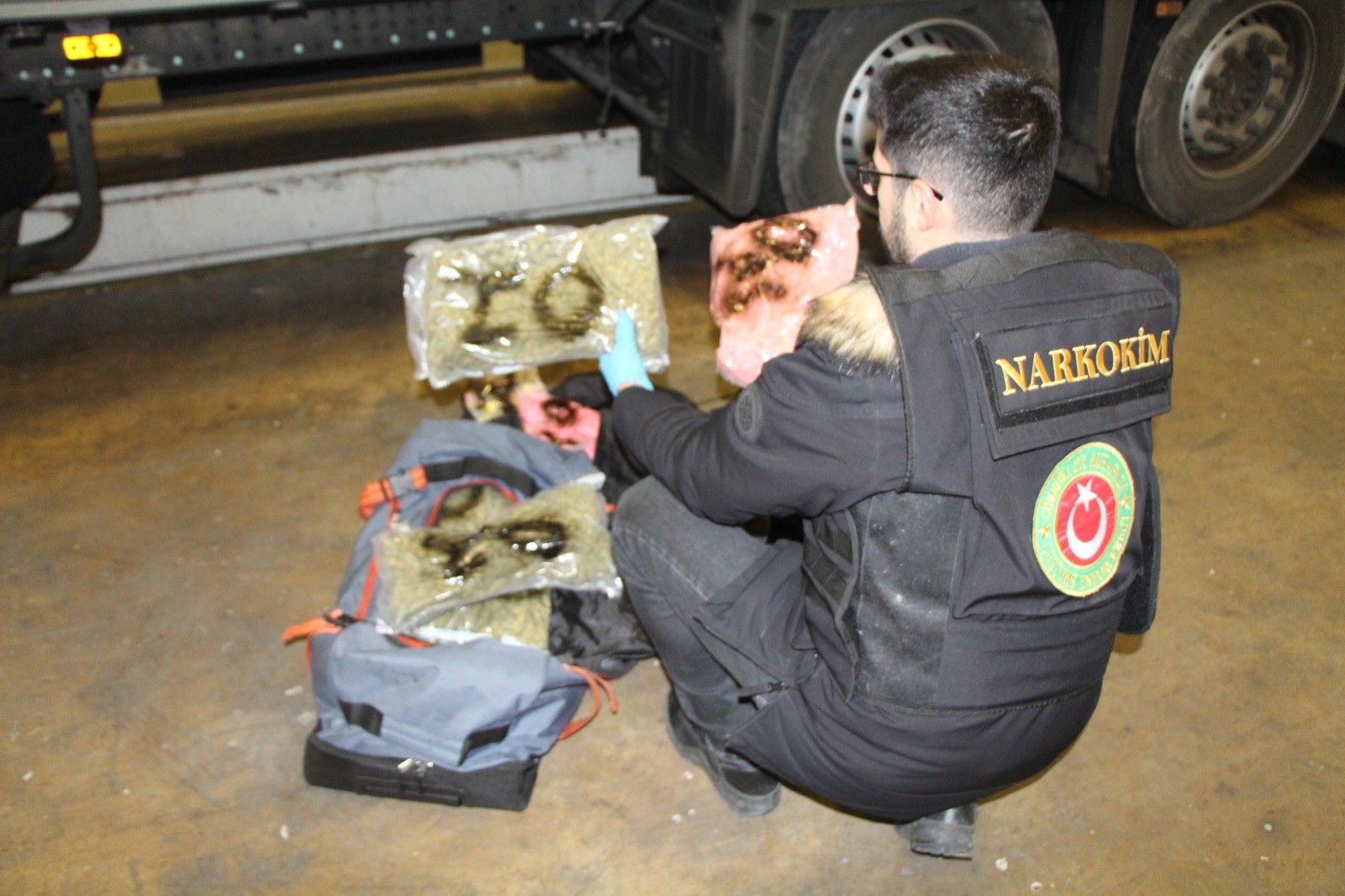 Gümrük Muhafaza ekipleri uyuşturucu tacirlerine göz açtırmıyor!