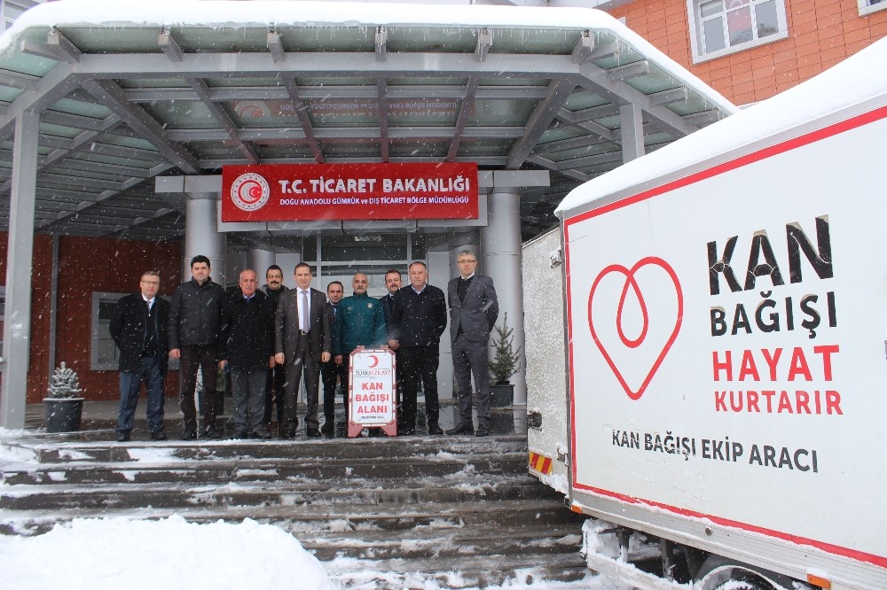 Gümrük personelinden kan bağışı 