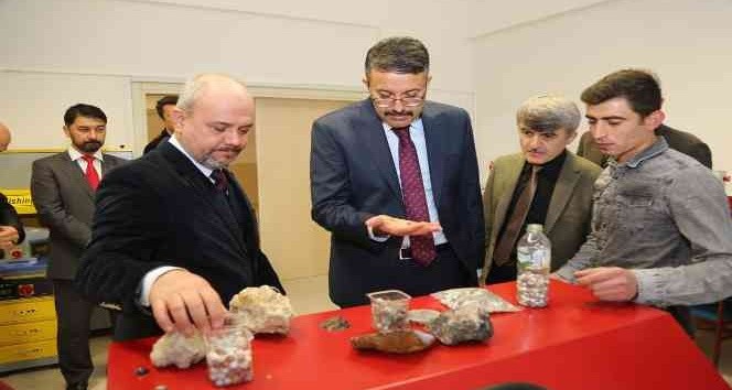 Gümüş ve taş işleme atölyelerini inceledi