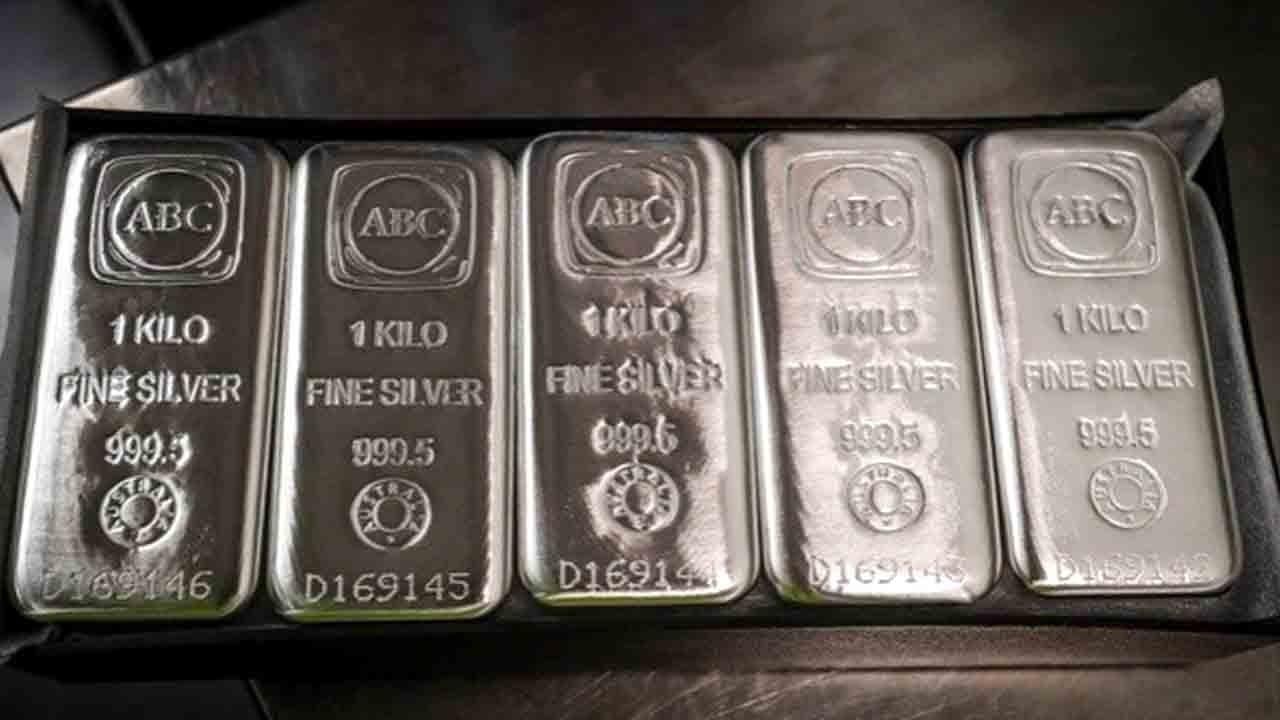 Gümüş yılın son gününde sert geriledi