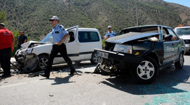 Gümüşhane-Bayburt karayolunda zincirleme trafik kazası: 4 kişi yaralandı