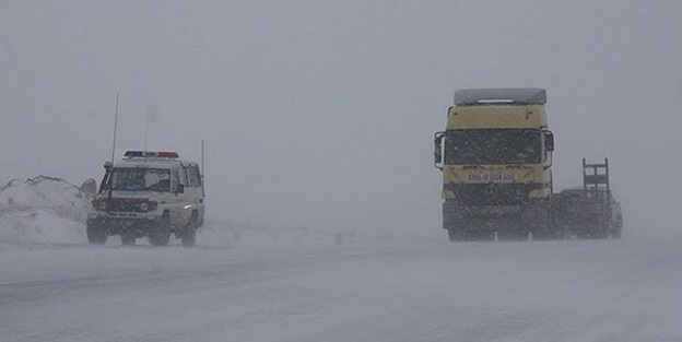 Gümüşhane-Erzincan karayoluna kar engeli