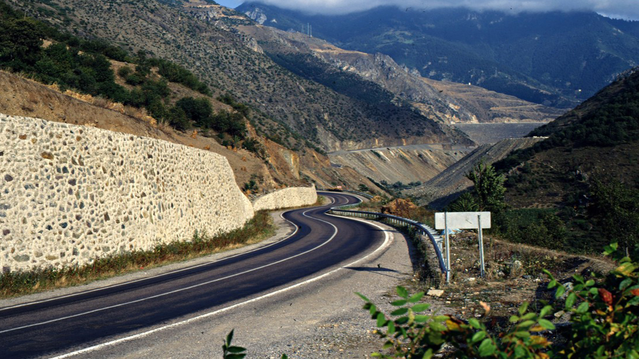 Gümüşhane-Giresun karayolu ulaşıma kapandı