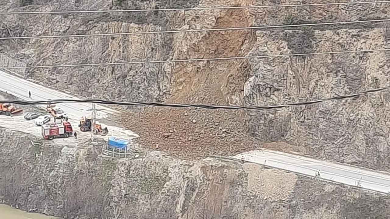 Gümüşhane-Giresun karayolunda çift darbe! Aynı noktada ikinci heyelan yolu tamamen kapattı
