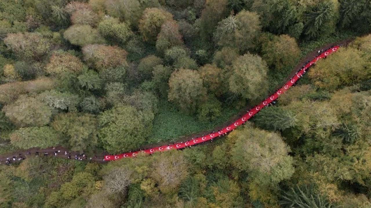 Gümüşhane ilimizde Örümcek Ormanları'nda dev Türk bayrağı ile yürüyüş
