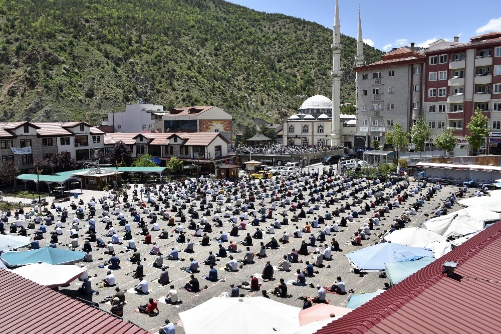Gümüşhane’de 2,5 ay sonra ilk Cuma namazı kılındı 