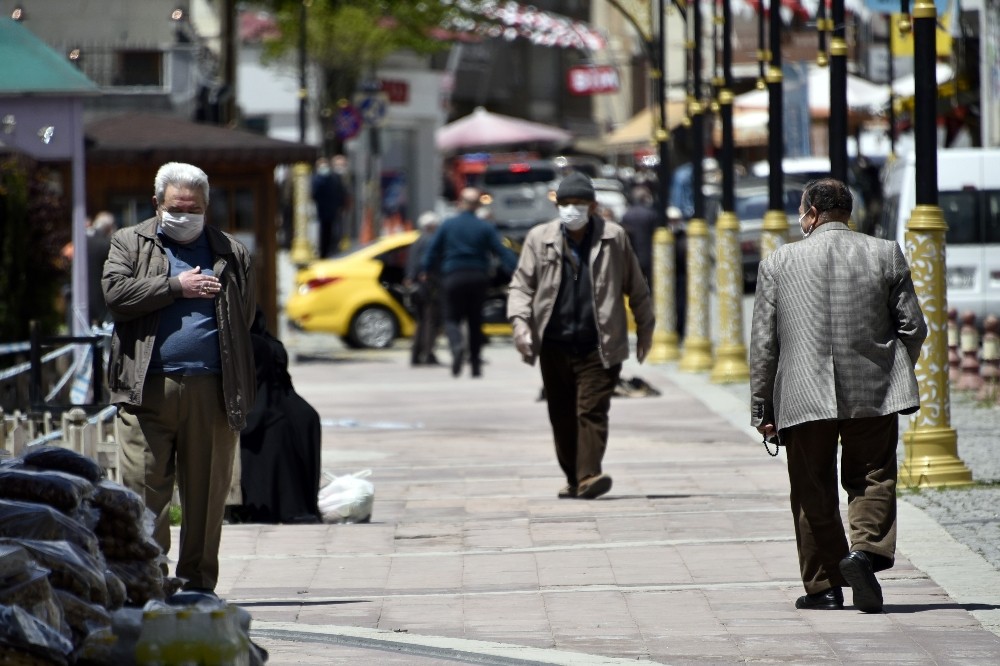 Gümüşhane’de 65 yaş üzeri vatandaşlar çarşıya akın etti 