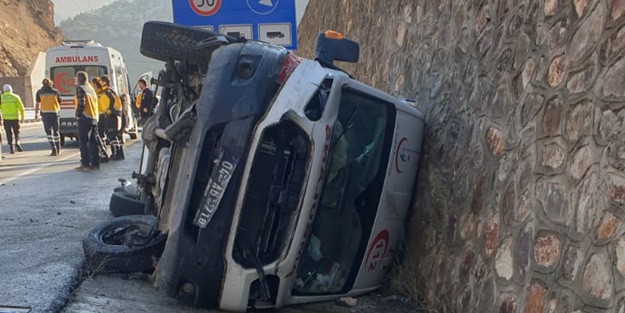 Gümüşhane'de ambulans devrildi: Yaralılar var