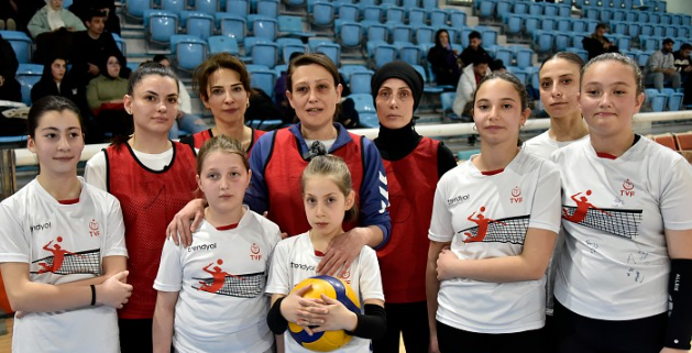Gümüşhane'de anneler ve kızları voleybol maçında karşı karşıya geldi