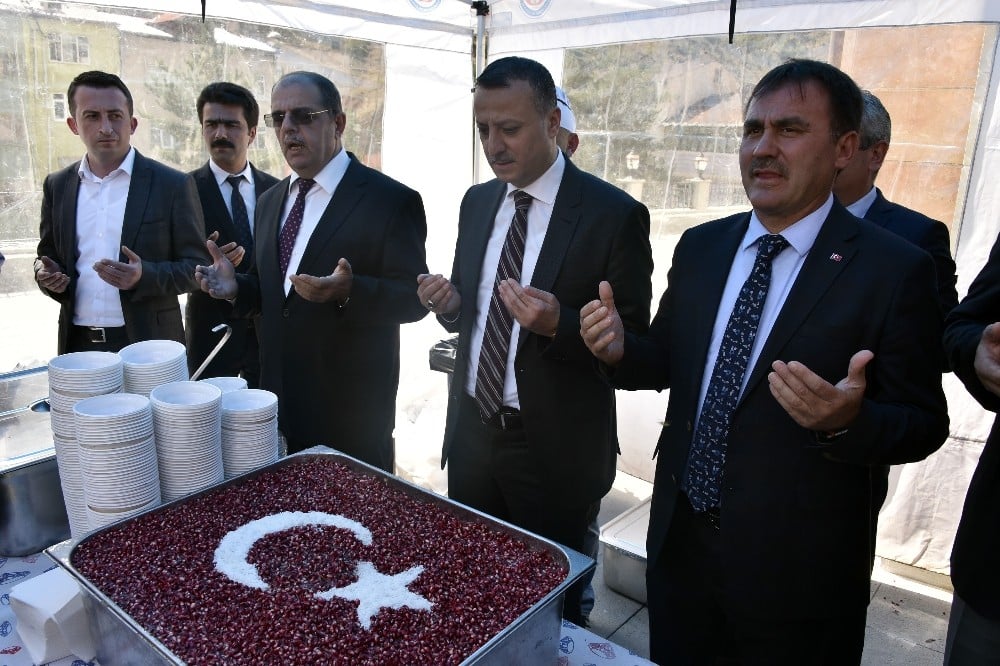Gümüşhane’de Belediye Başkanlığı tarafından vatandaşlara aşure ikram edildi 