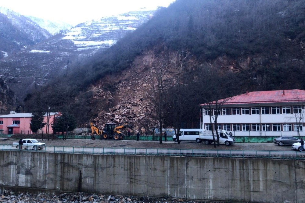 Gümüşhane’de dağdan kopan kayalar okulun bahçesine düştü 