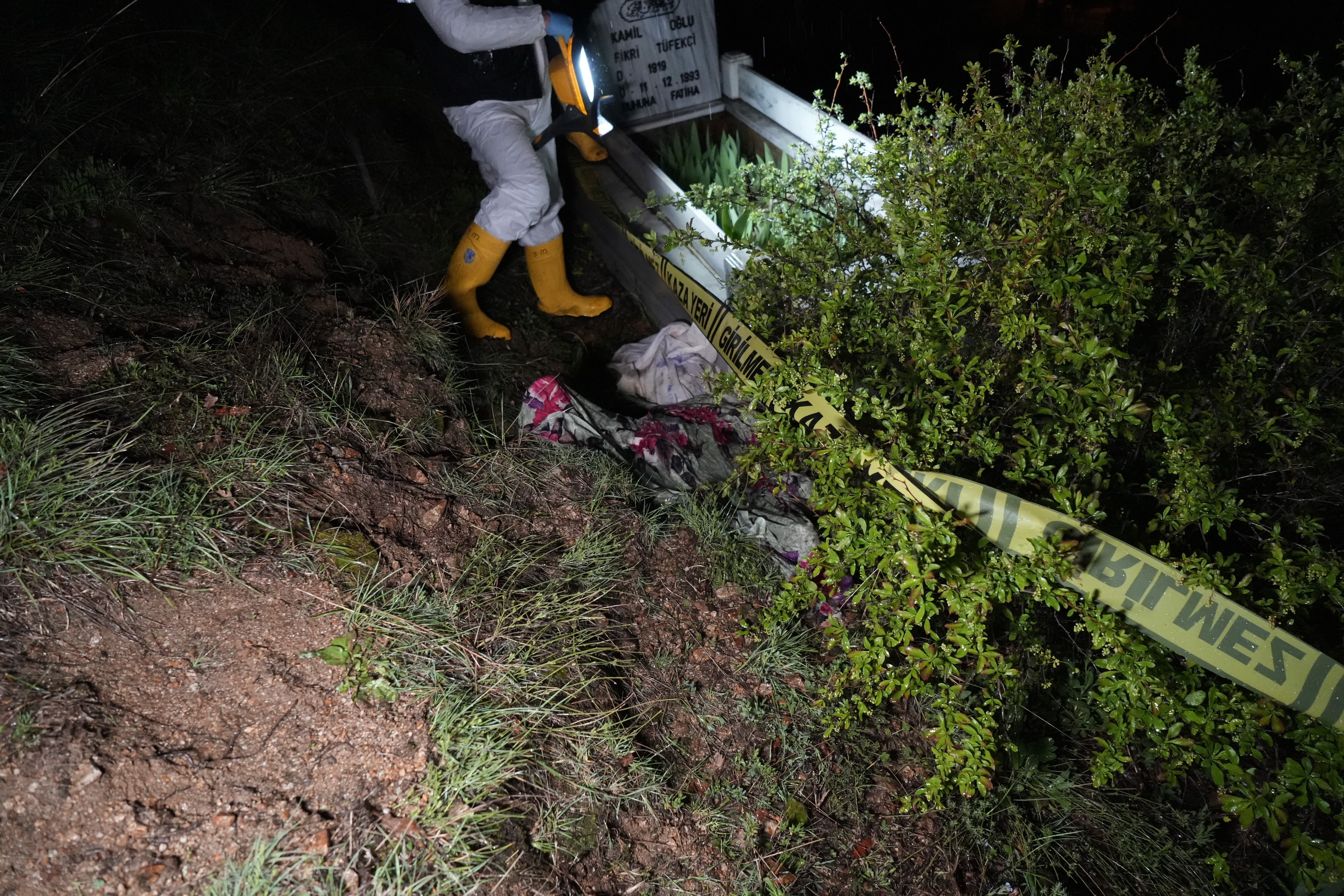 Gümüşhane'de dehşet anları! Ayı mezarlığı bastı, mezarı parçaladı