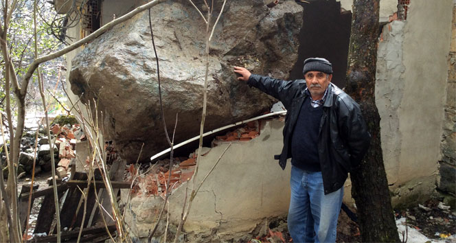 Gümüşhane'de dev kaya evin üzerine düştü