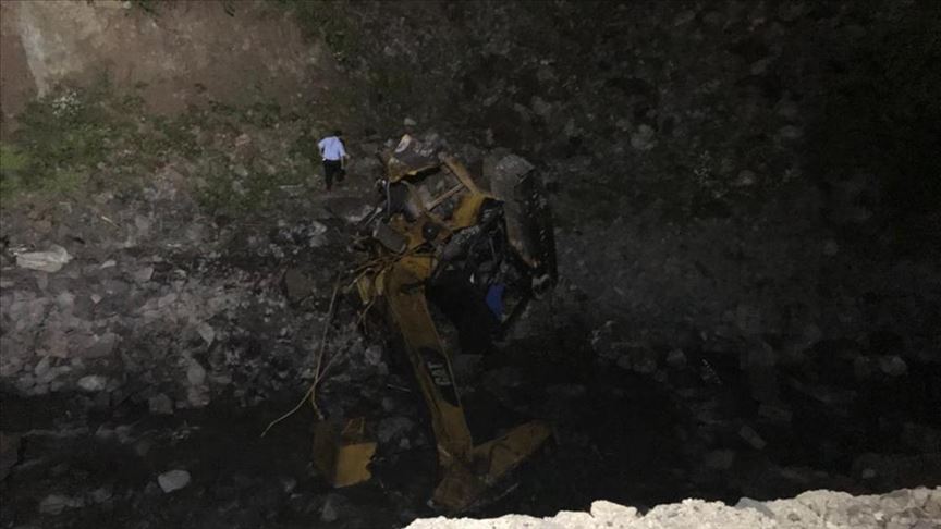 Gümüşhane'de heyelan nedeniyle iş makinesinin dereye devrilmesi sonucu 2 kişi öldü