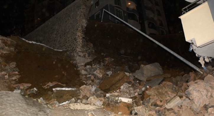 Gümüşhane'de istinat duvarı çöktü